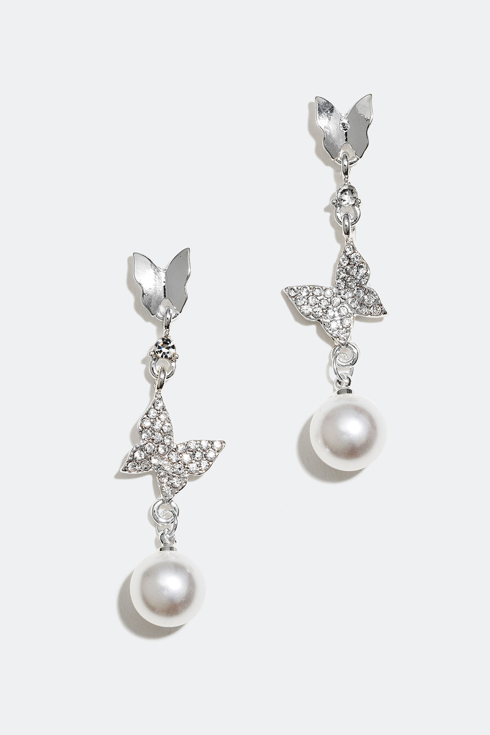 Korvakorut, joissa perhosia ja helmiä