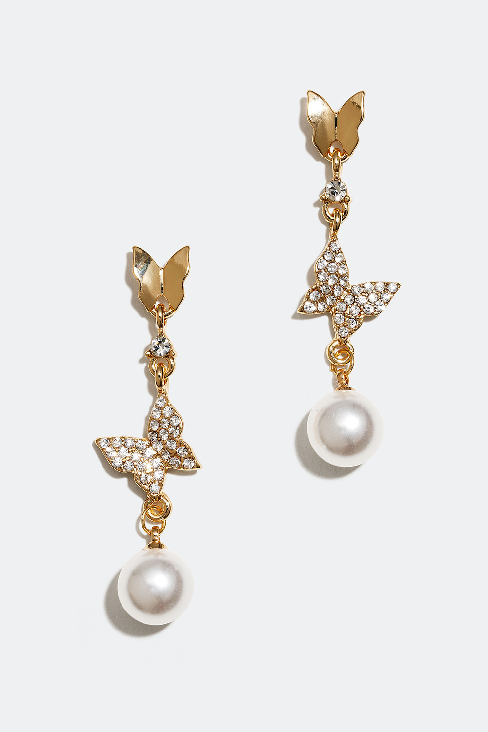 Kullanväriset korvakorut, joissa on perhosia ja helmiä