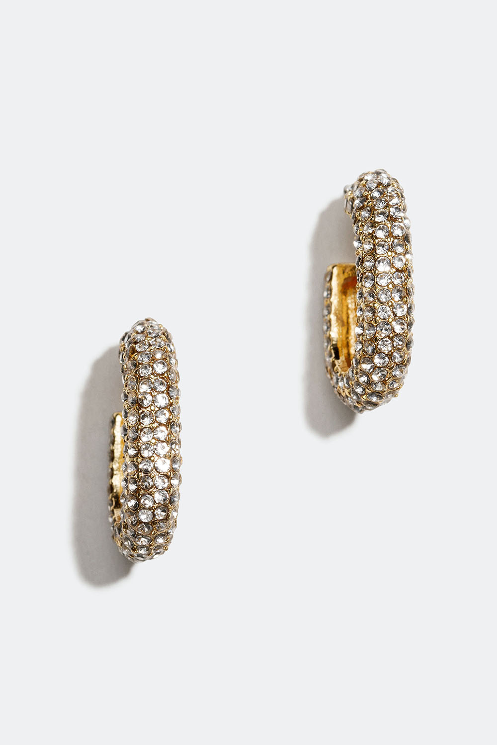 Kullanväriset soikeat korvarenkaat, joissa lasikiviä