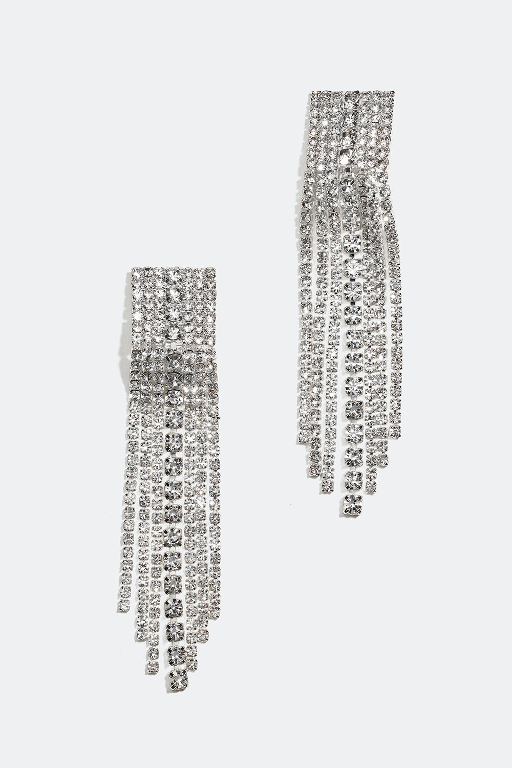 Klipsikorvikset, joissa pitkiä strassiketjuja