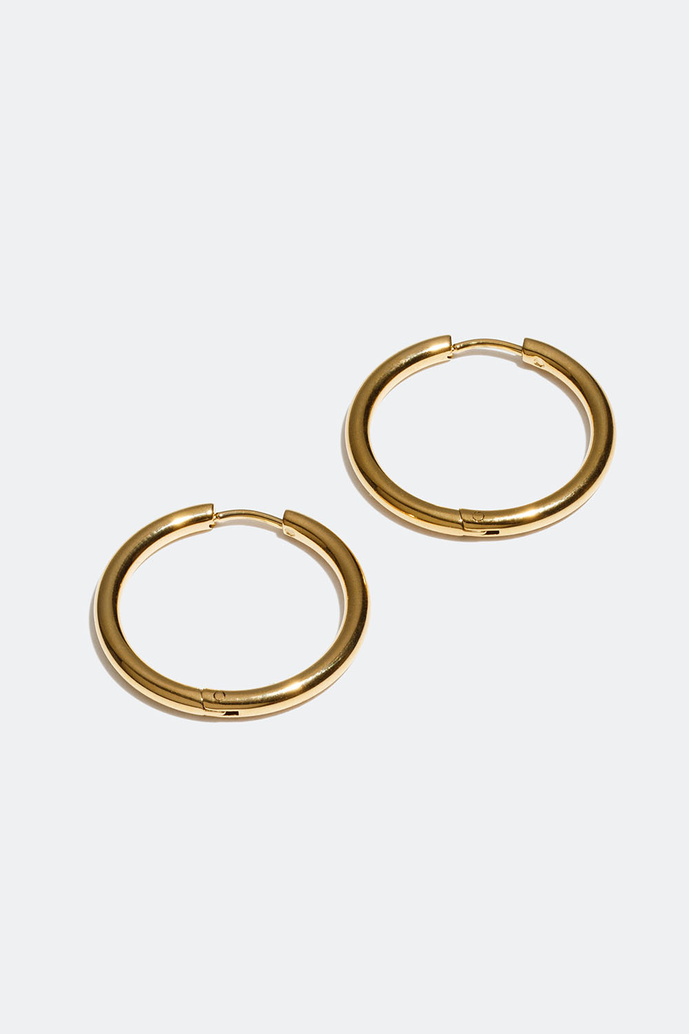 Teräksiset korvarenkaat, joissa on 18 karaatin kultaus