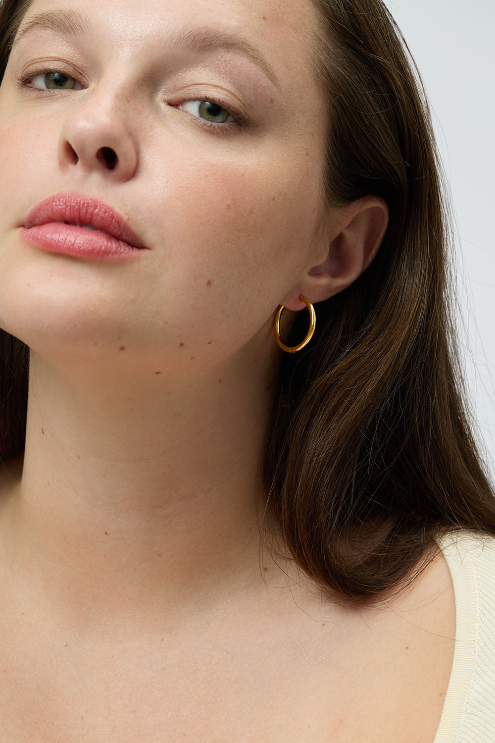 Teräksiset korvarenkaat, joissa on 18 karaatin kultaus