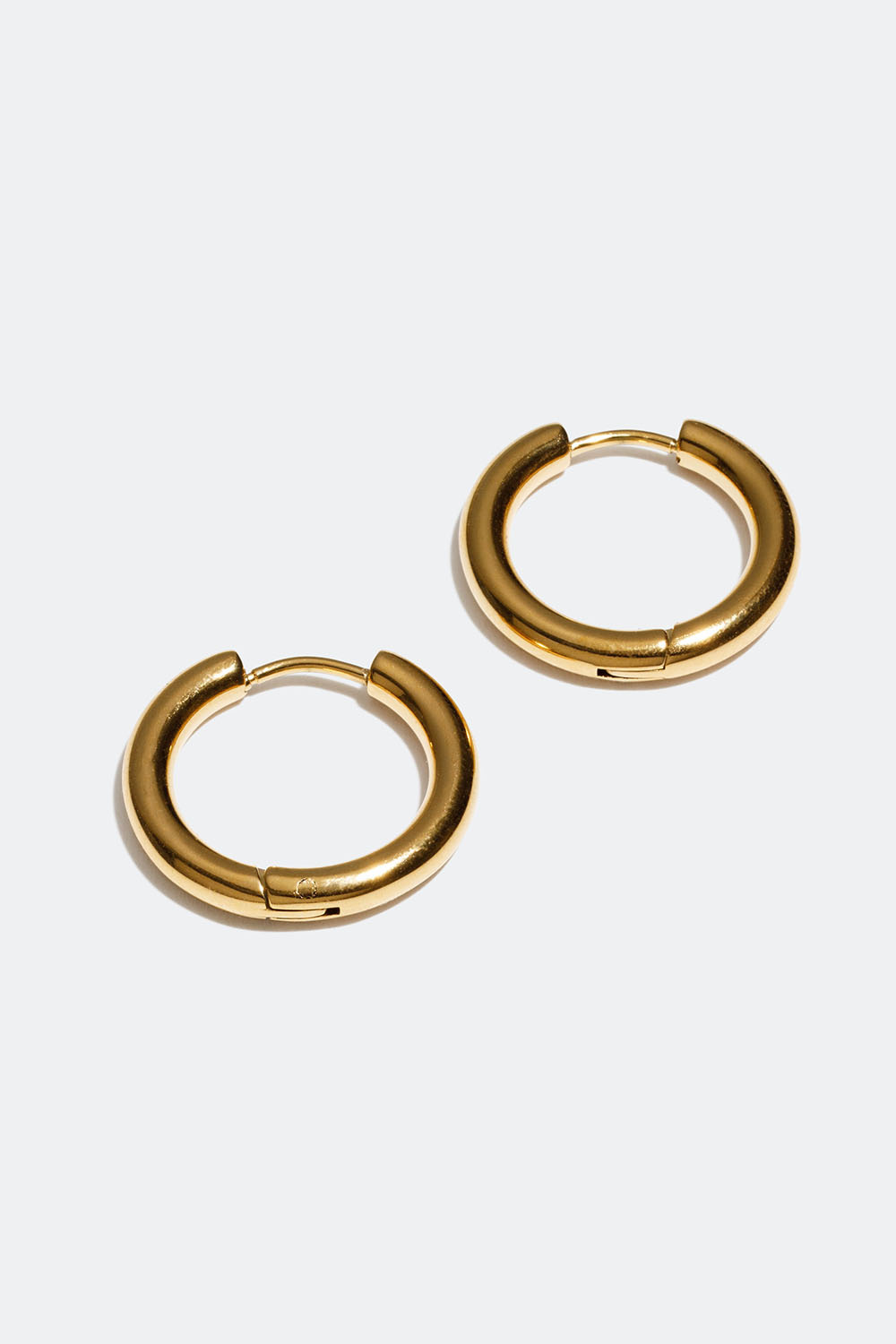 Teräksiset rengaskorvakorut 18K kultauksella