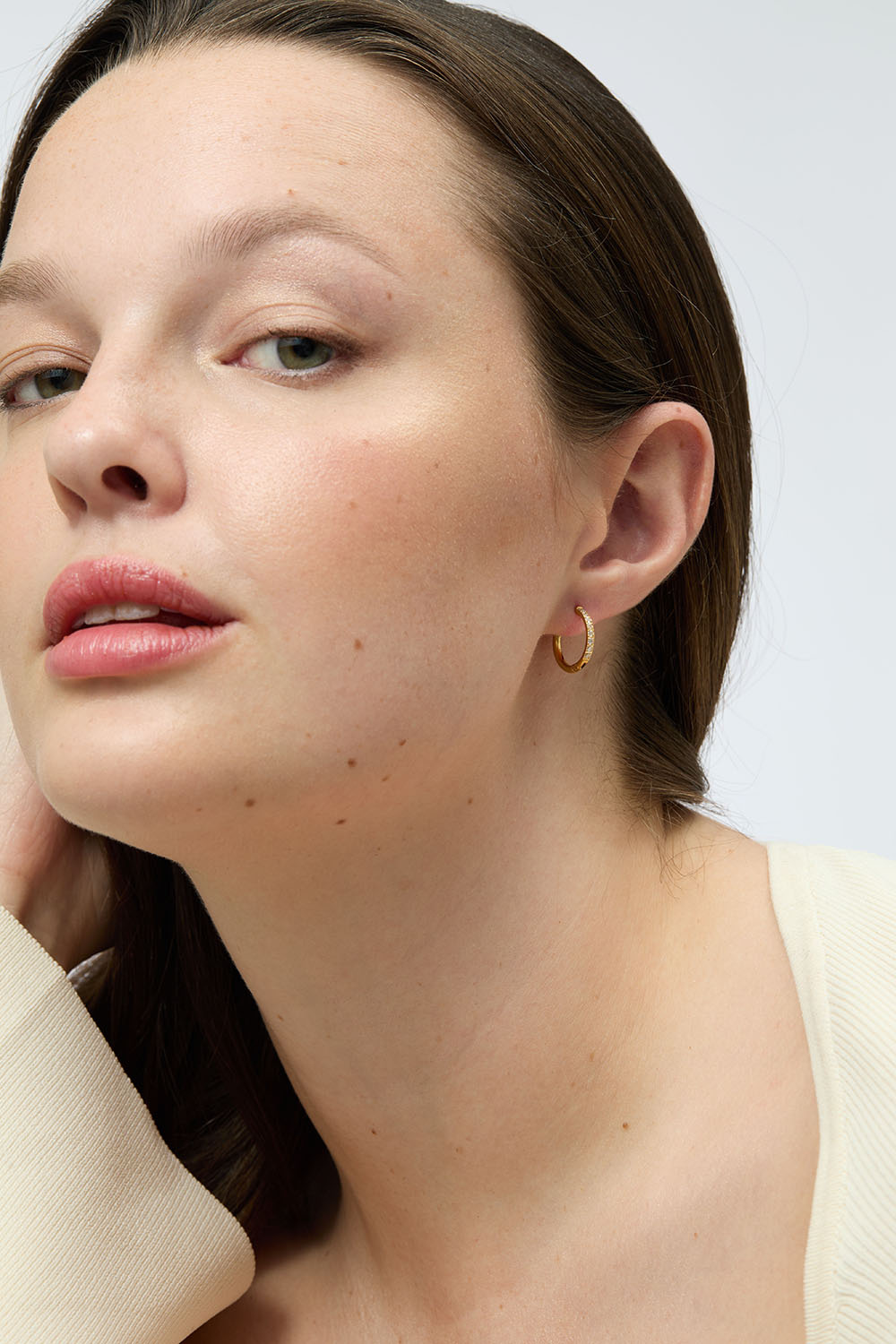 Pienet korvarenkaat, joissa on 18 karaatin kultaus ja Cubic Zirconia -kivi