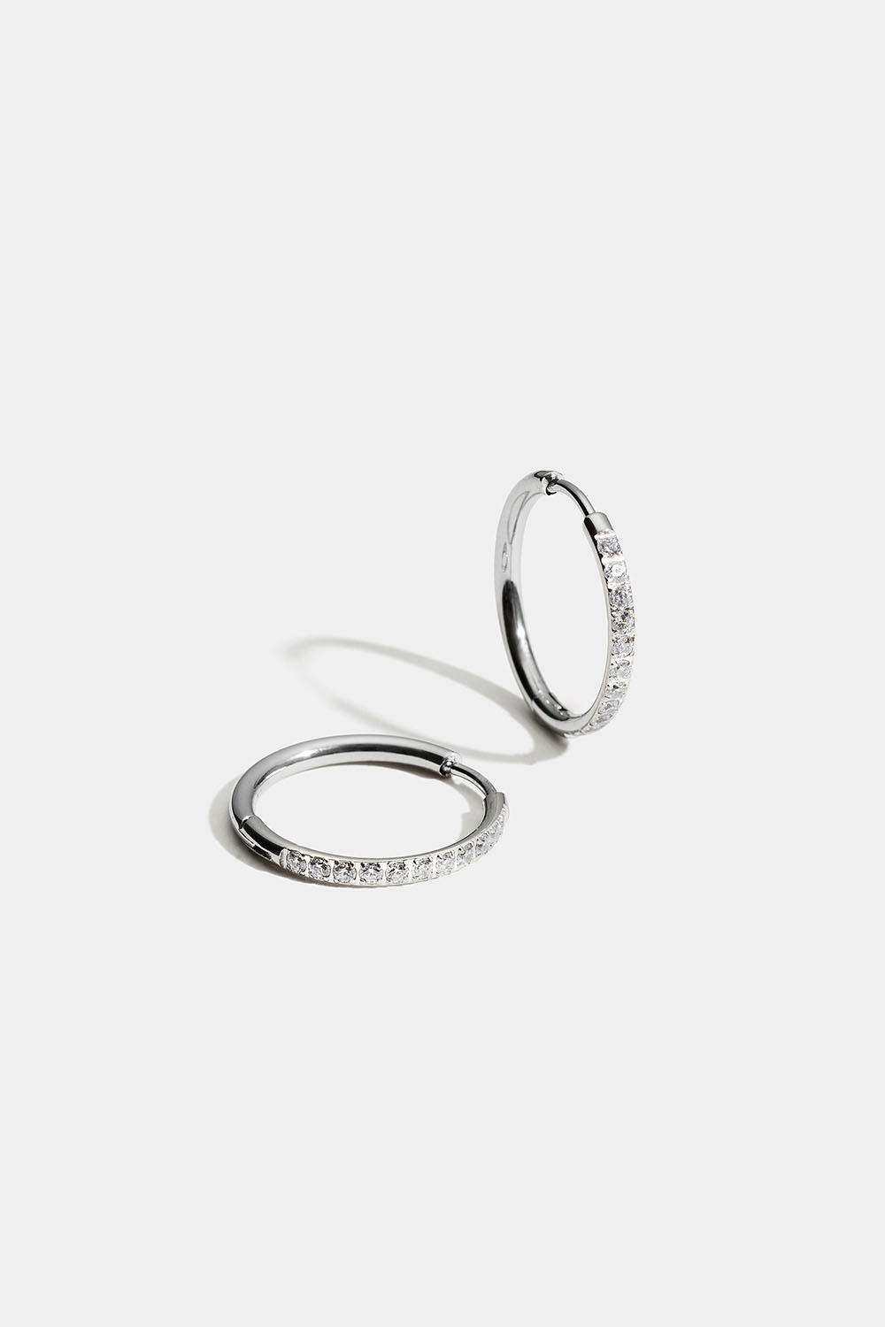 Teräskorvarenkaat, joissa on Cubic Zirconia -kivi