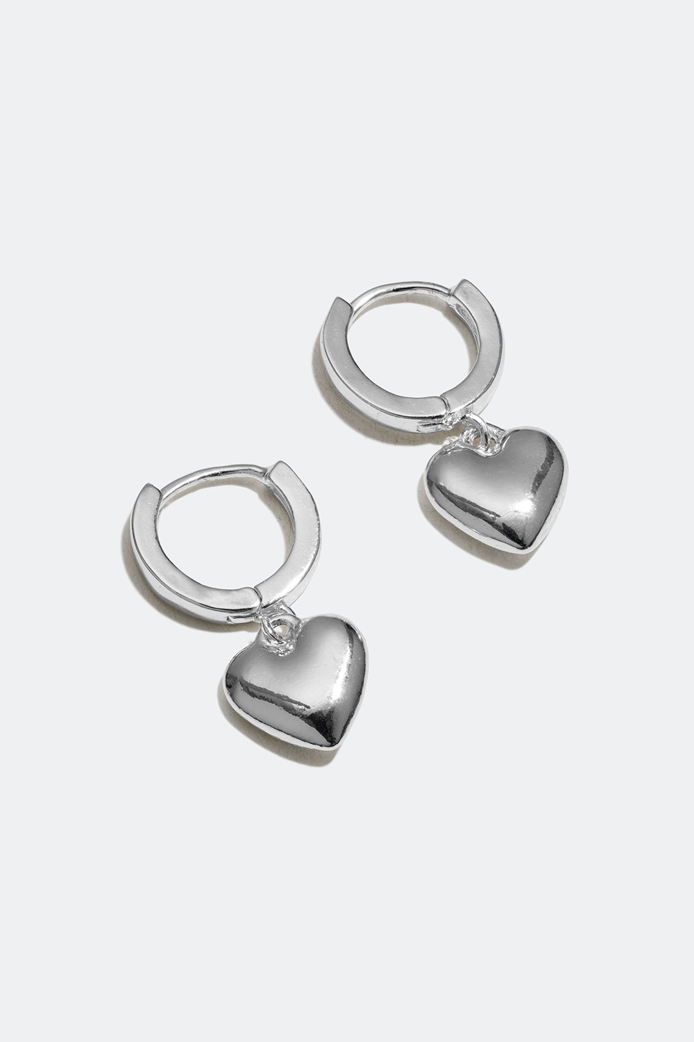 Pienet korvarenkaat, joissa sydämiä