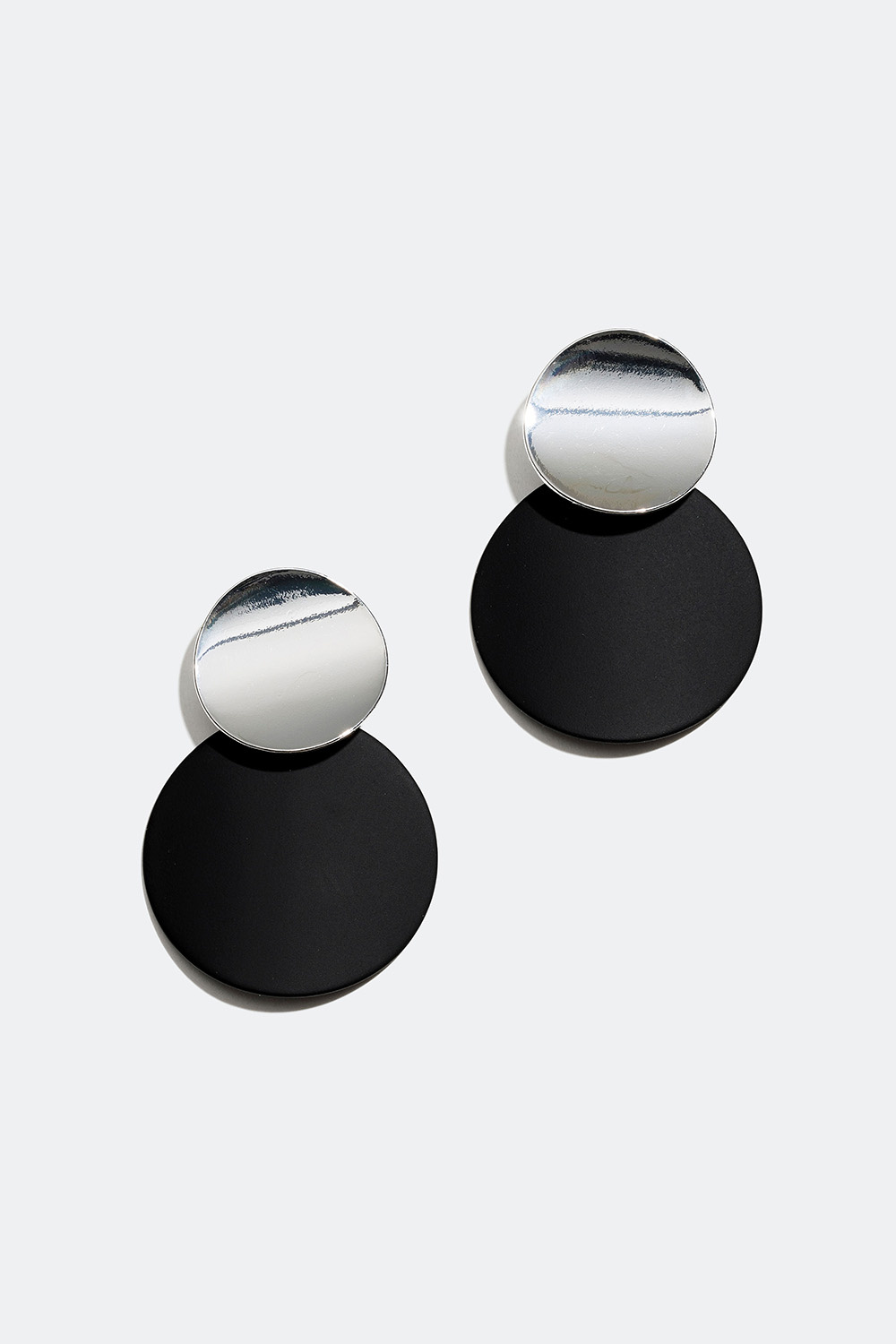 Mustan ja hopeanväriset korvakorut, joissa on kaksi laattaa