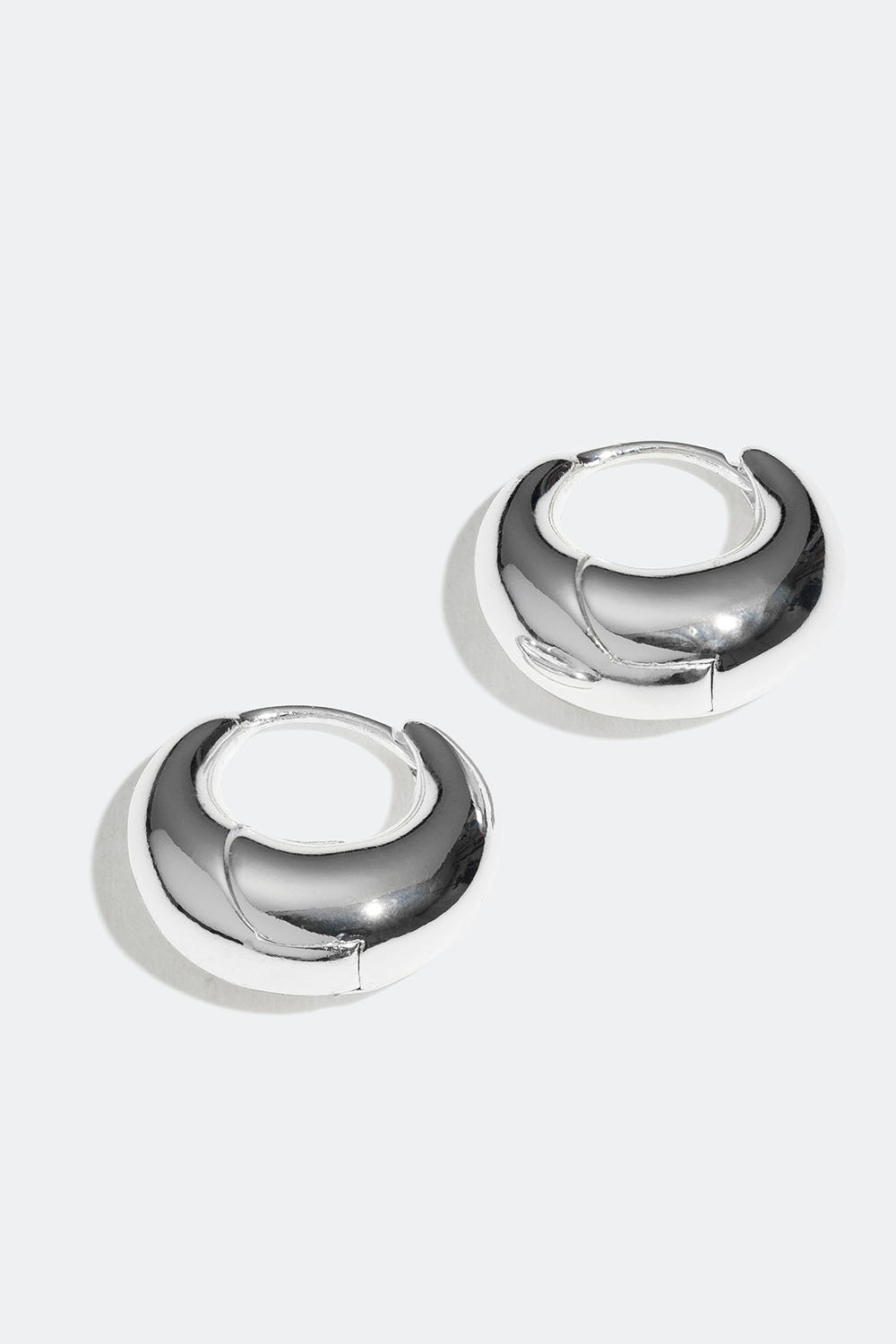 Pienet, paksut korvarenkaat