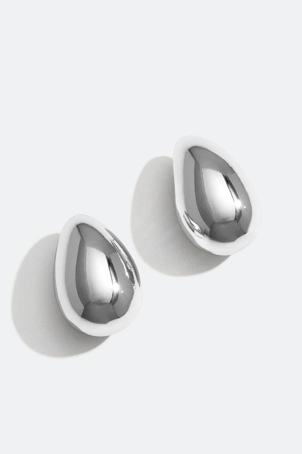 Suuret pisaranmuotoiset korvakorut