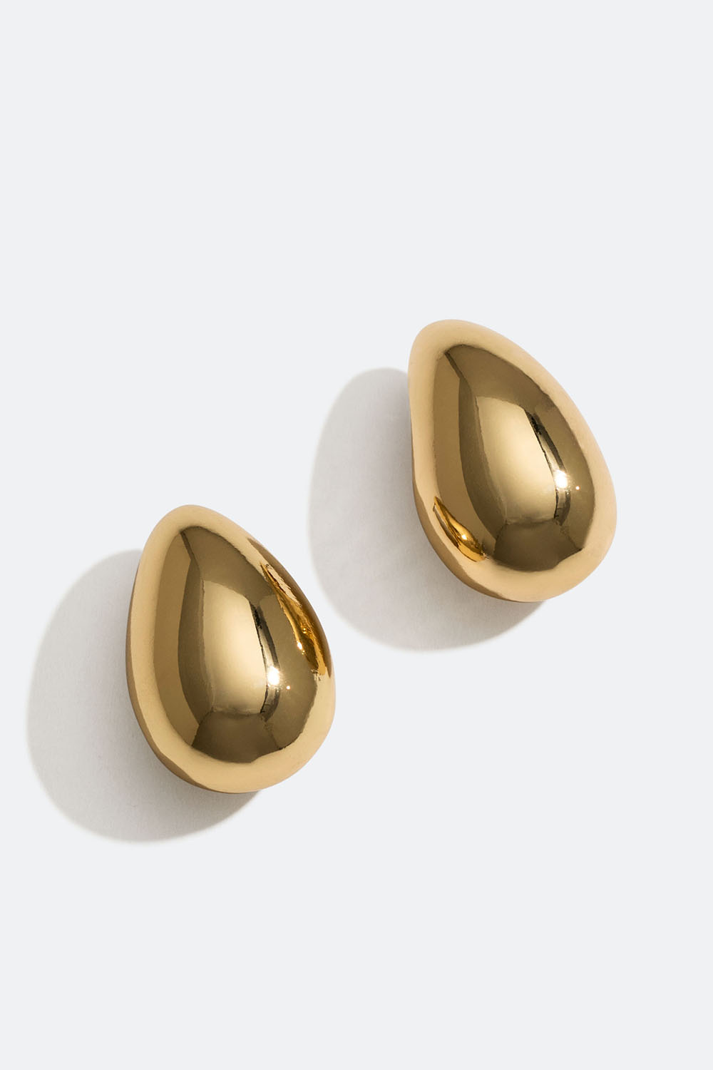 Suuret kullanväriset pisaranmuotoiset korvakorut