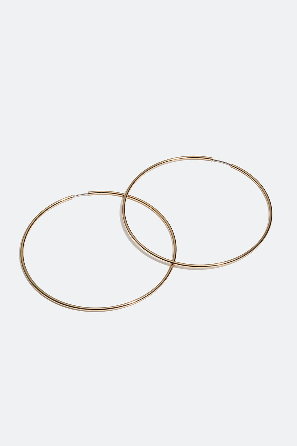 Isot kullanväriset korvarenkaat