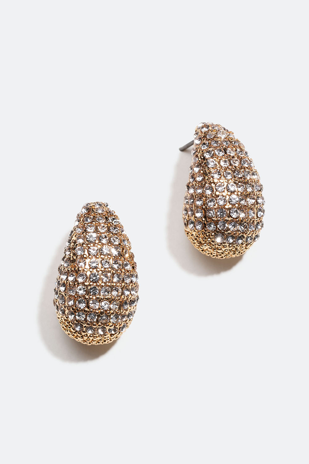 Kullanväriset pisaranmuotoiset korvakorut, joissa strasseja