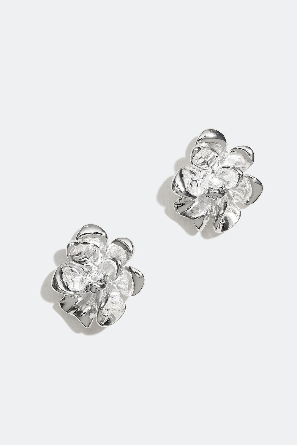 Nappikorvakorut, joissa kukkia