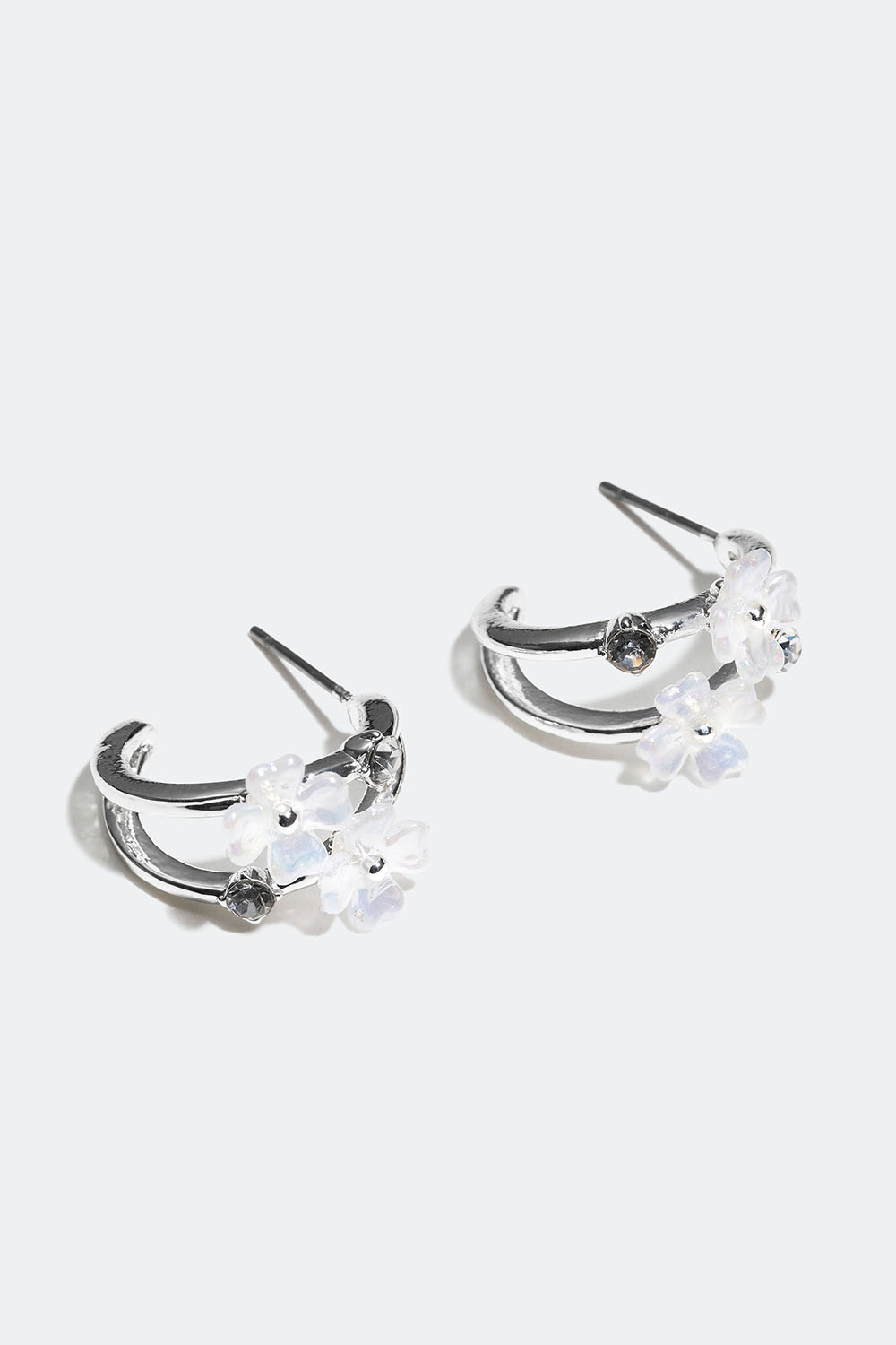 Pienet kaksinkertaiset korvarenkaat, joissa valkoisia kukkia