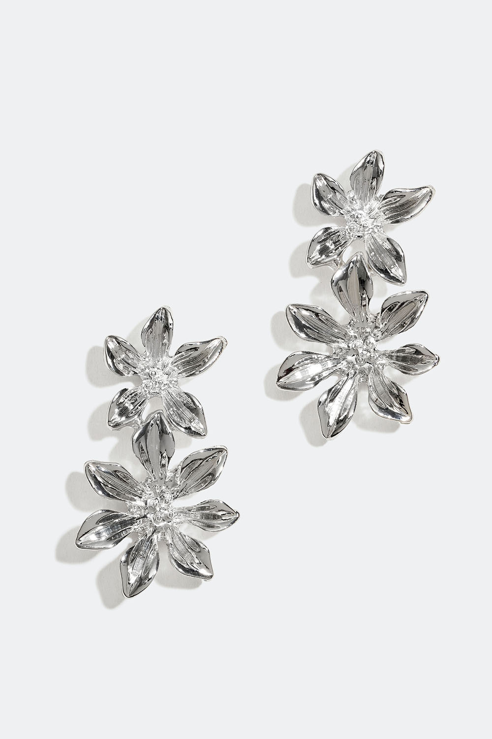 Korvakorut, joissa kaksi kukkaa