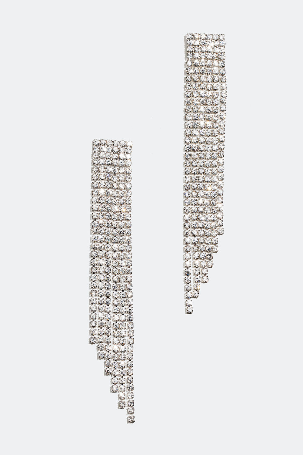 Strassikorvakorut, joista roikkuu eripituisia ketjuja