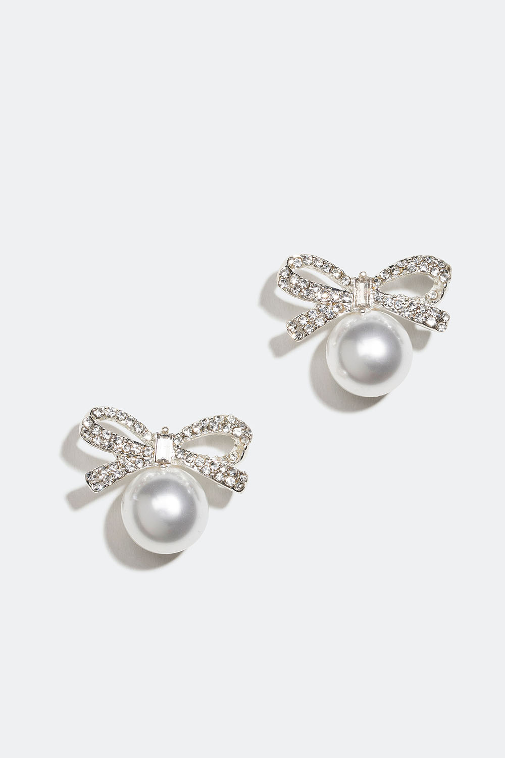 Strassikorvakorut ruseteilla ja helmillä