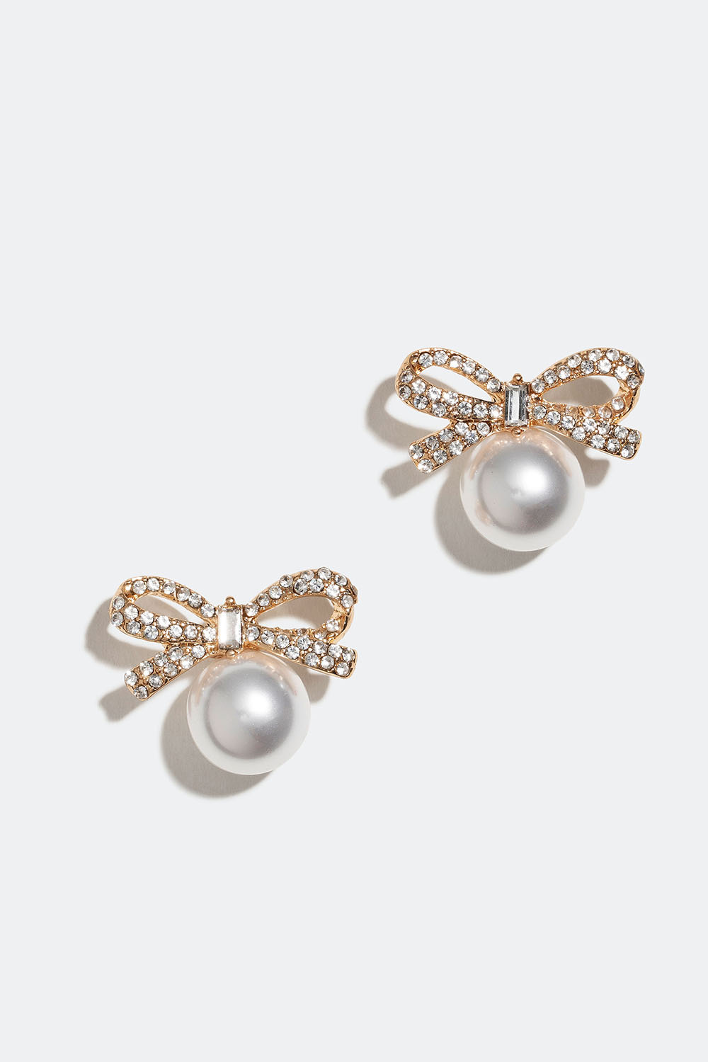 Kullanväriset strassikorvakorut, joissa on rusetteja ja helmiä