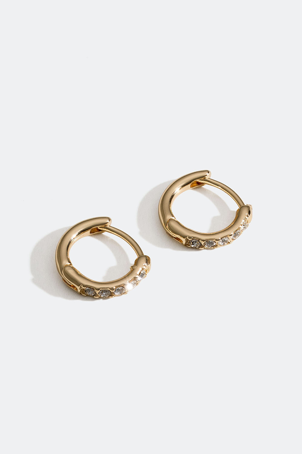 Klassiset kullanväriset minirenkaat, joissa lasikiviä