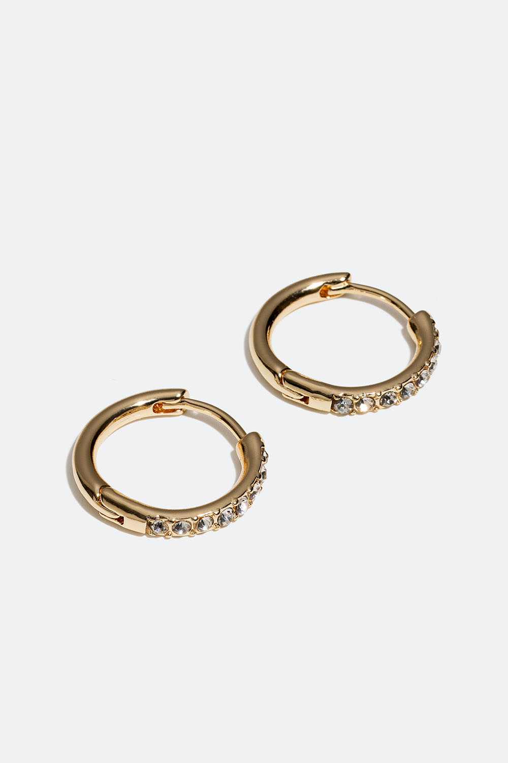 Klassiset, pienet kullanväriset korvarenkaat, joissa lasikiviä