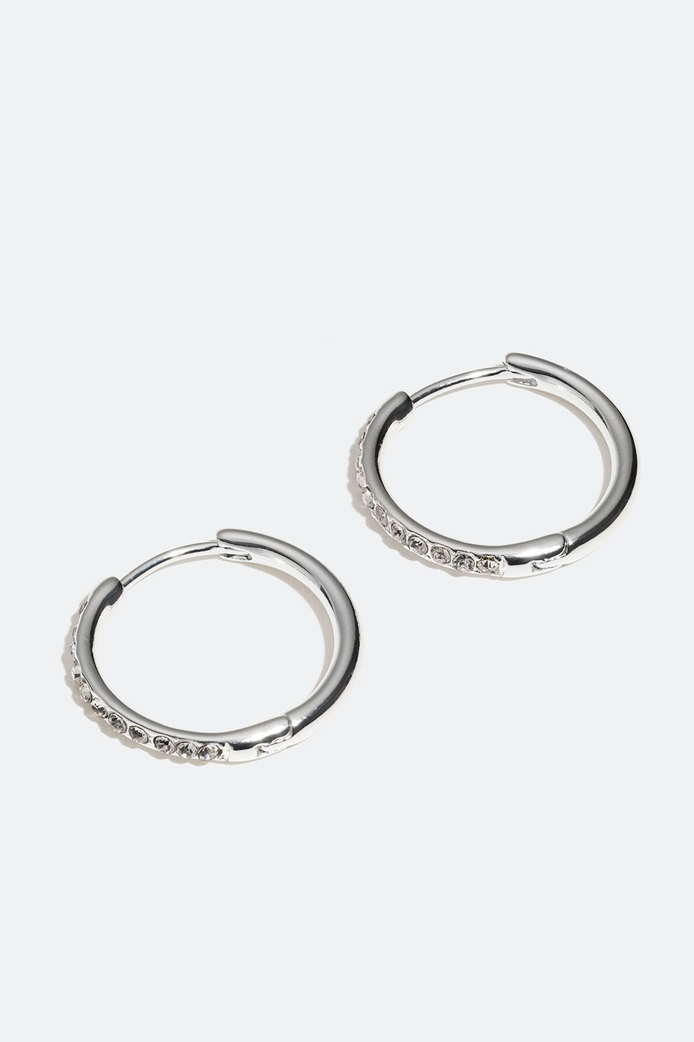 Klassiset korvarenkaat, joissa lasikiviä