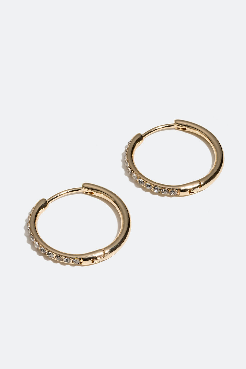 Klassiset kullanväriset korvarenkaat, joissa lasikiviä