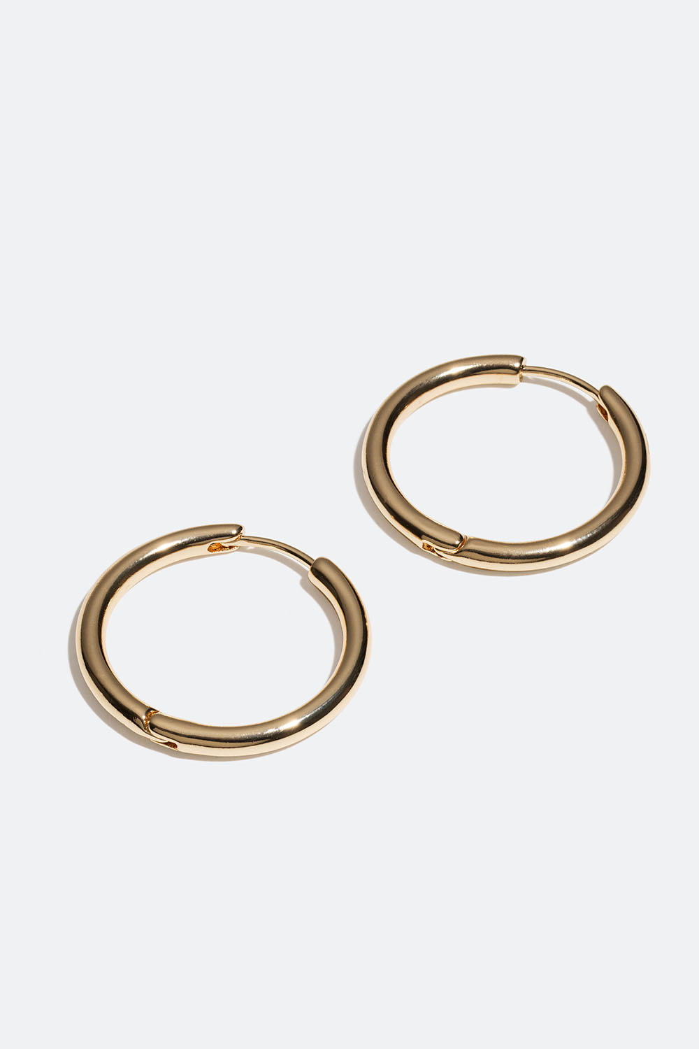 Klassiset, kullanväriset korvarenkaat