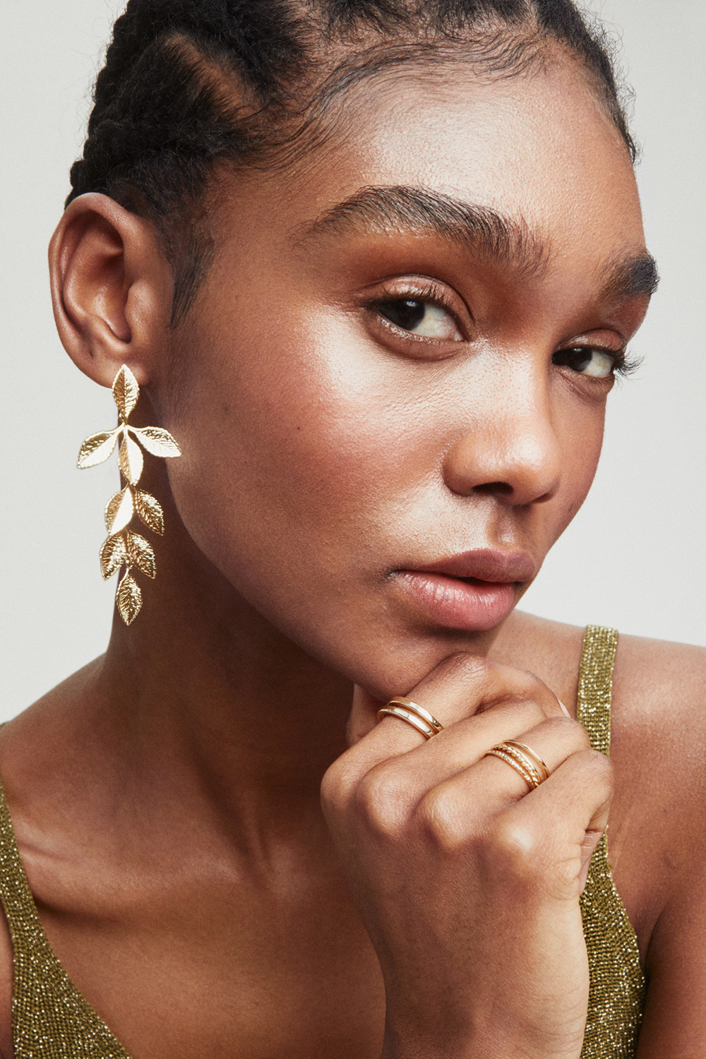 Pitkät kullanväriset korvakorut, joissa lehtiä