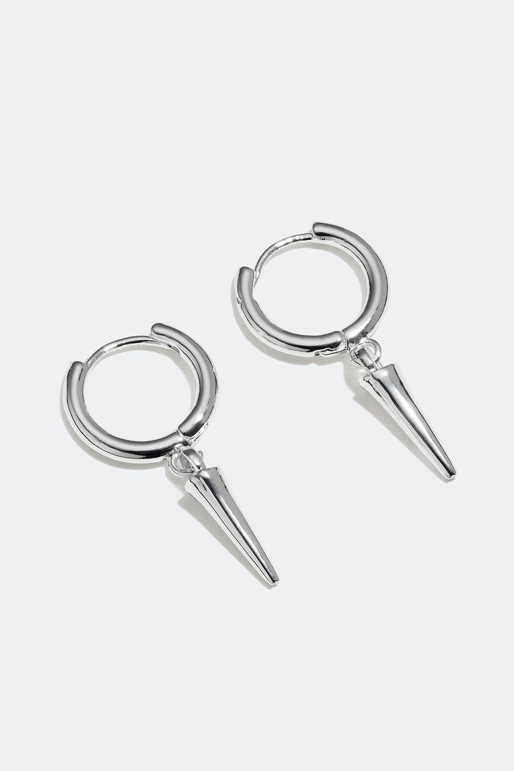 Pienet korvarenkaat, joissa niittejä