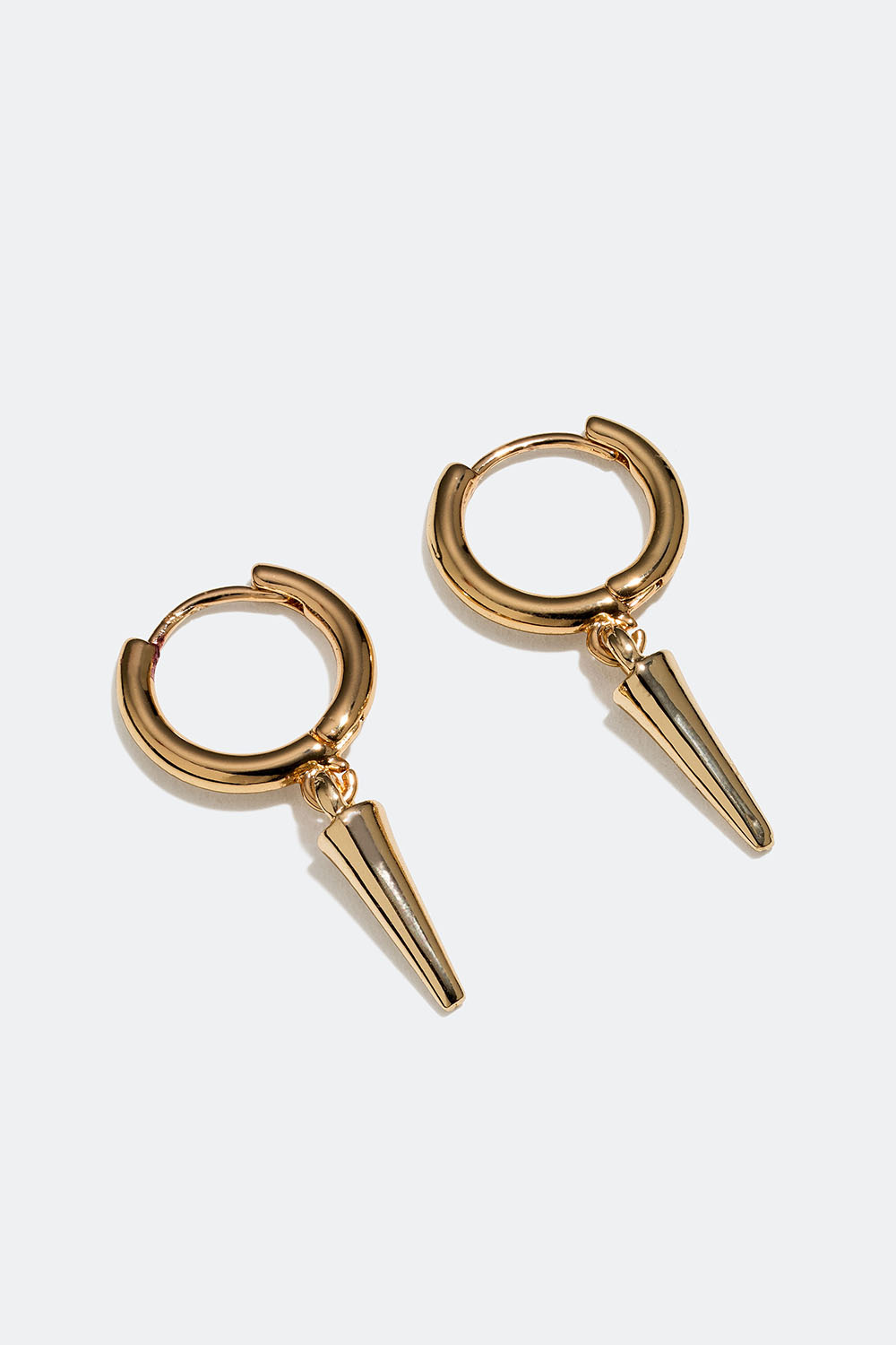 Pienet kullanväriset korvarenkaat, joissa niittejä