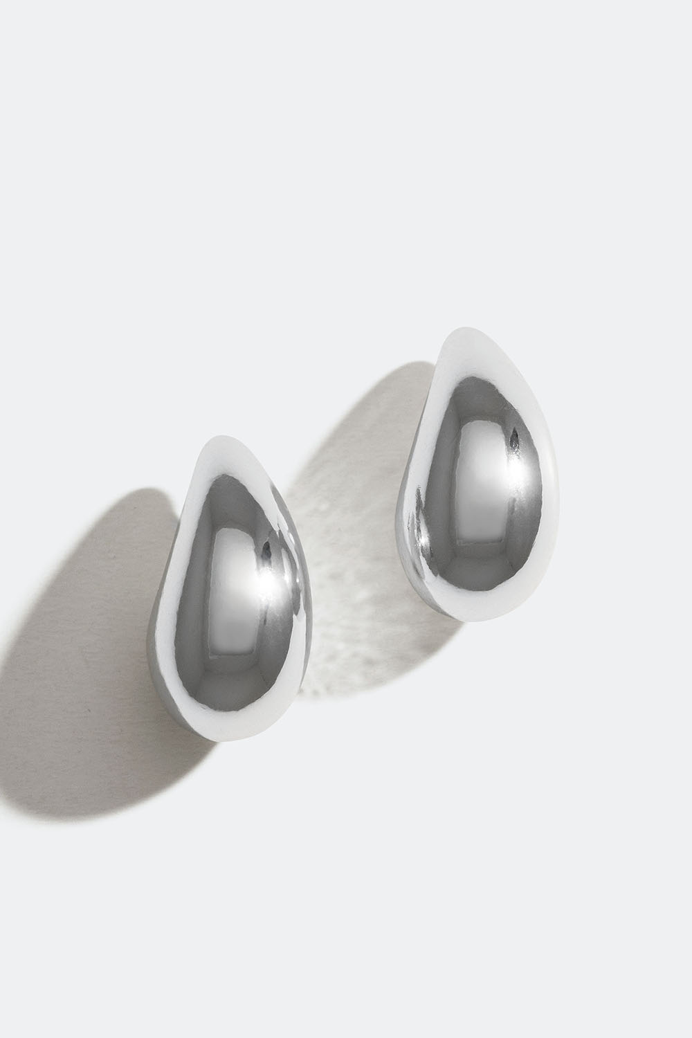 Pienet pisaranmuotoiset korvakorut