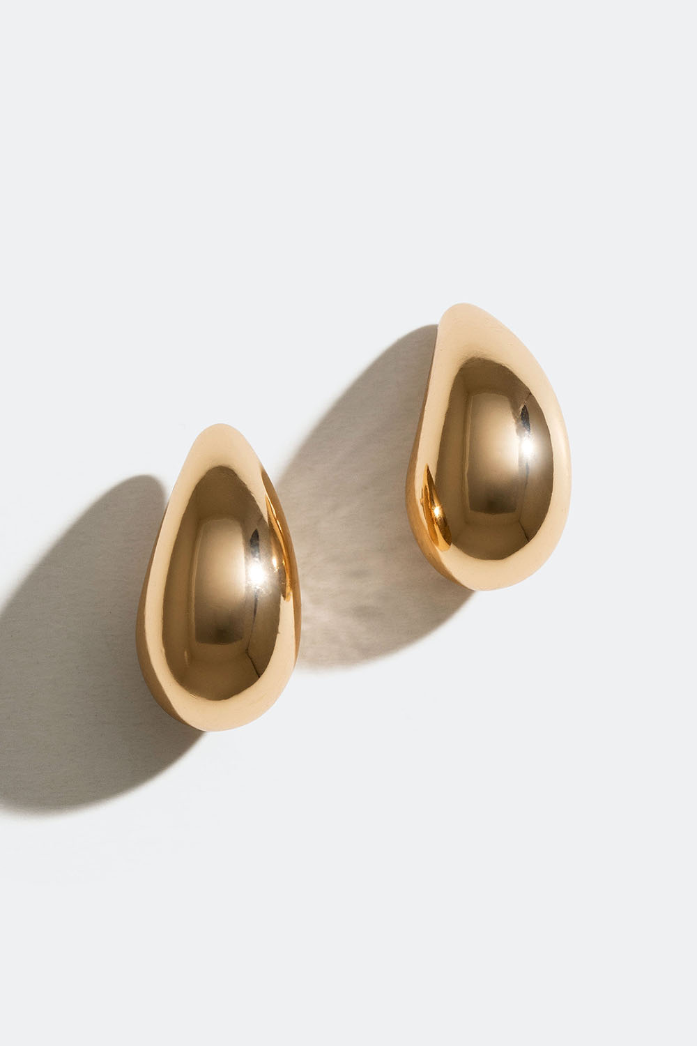 Pienet kullanväriset, pisaranmuotoiset korvakorut