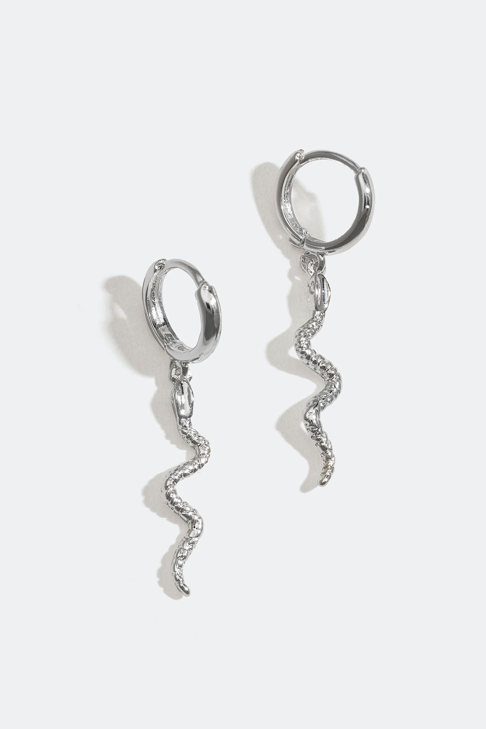 Pienet korvarenkaat, joissa käärmeitä