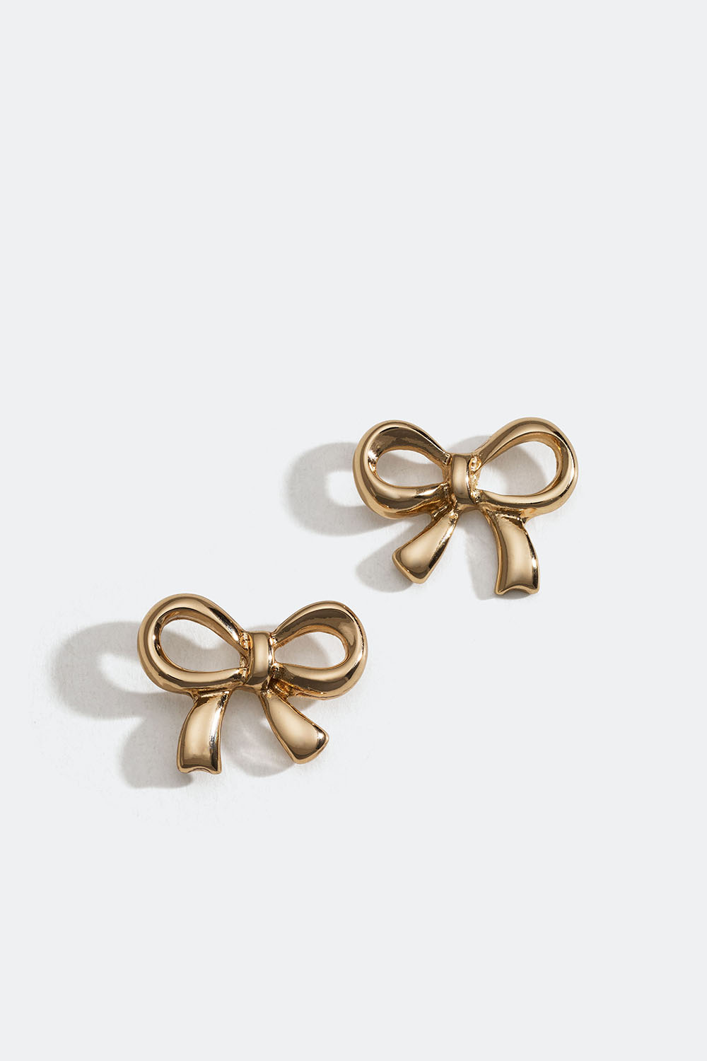 Kullanväriset korvakorut ruseteilla