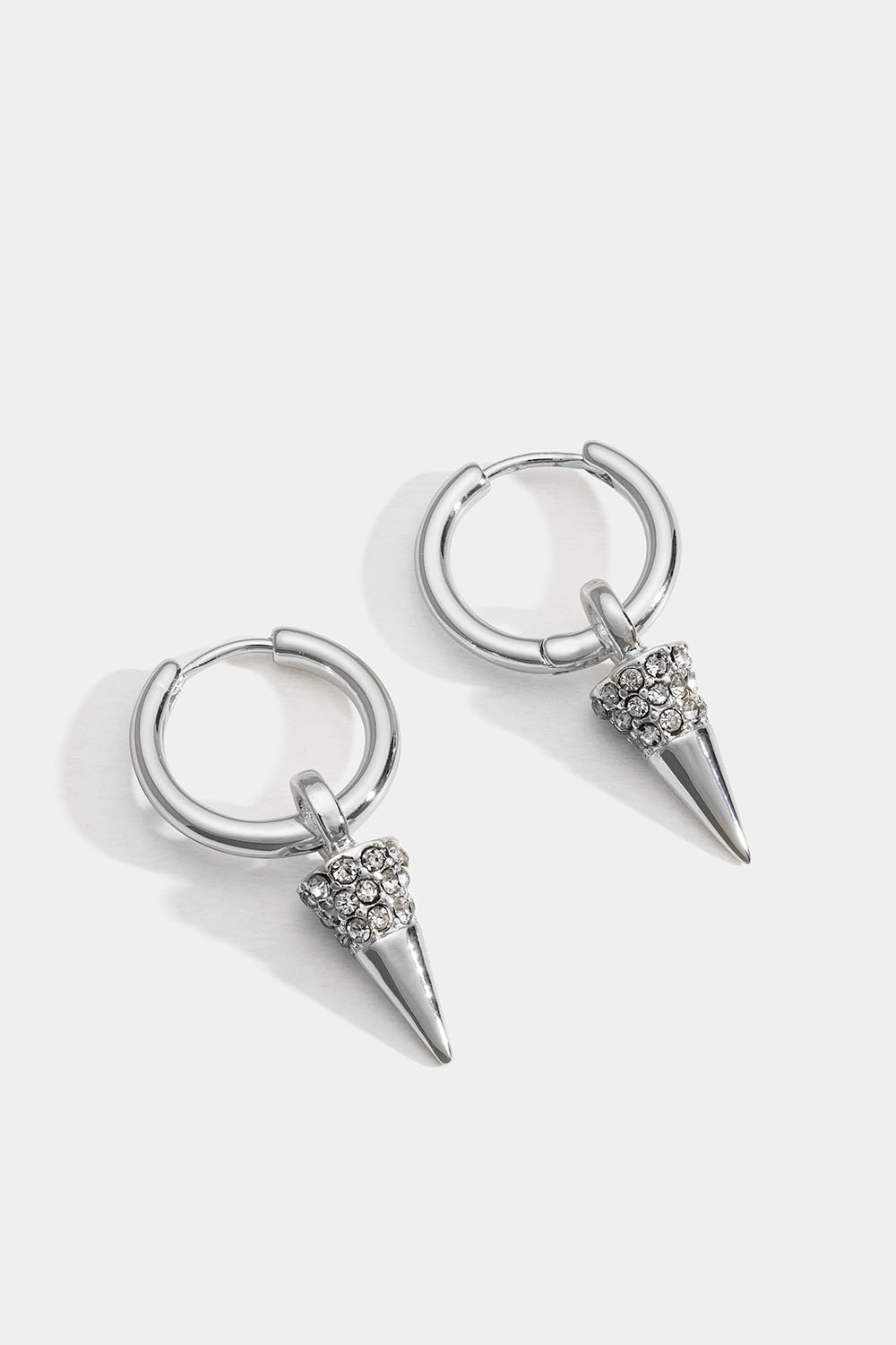 Hopeanväriset korvarenkaat, joissa niitti ja lasikiviä