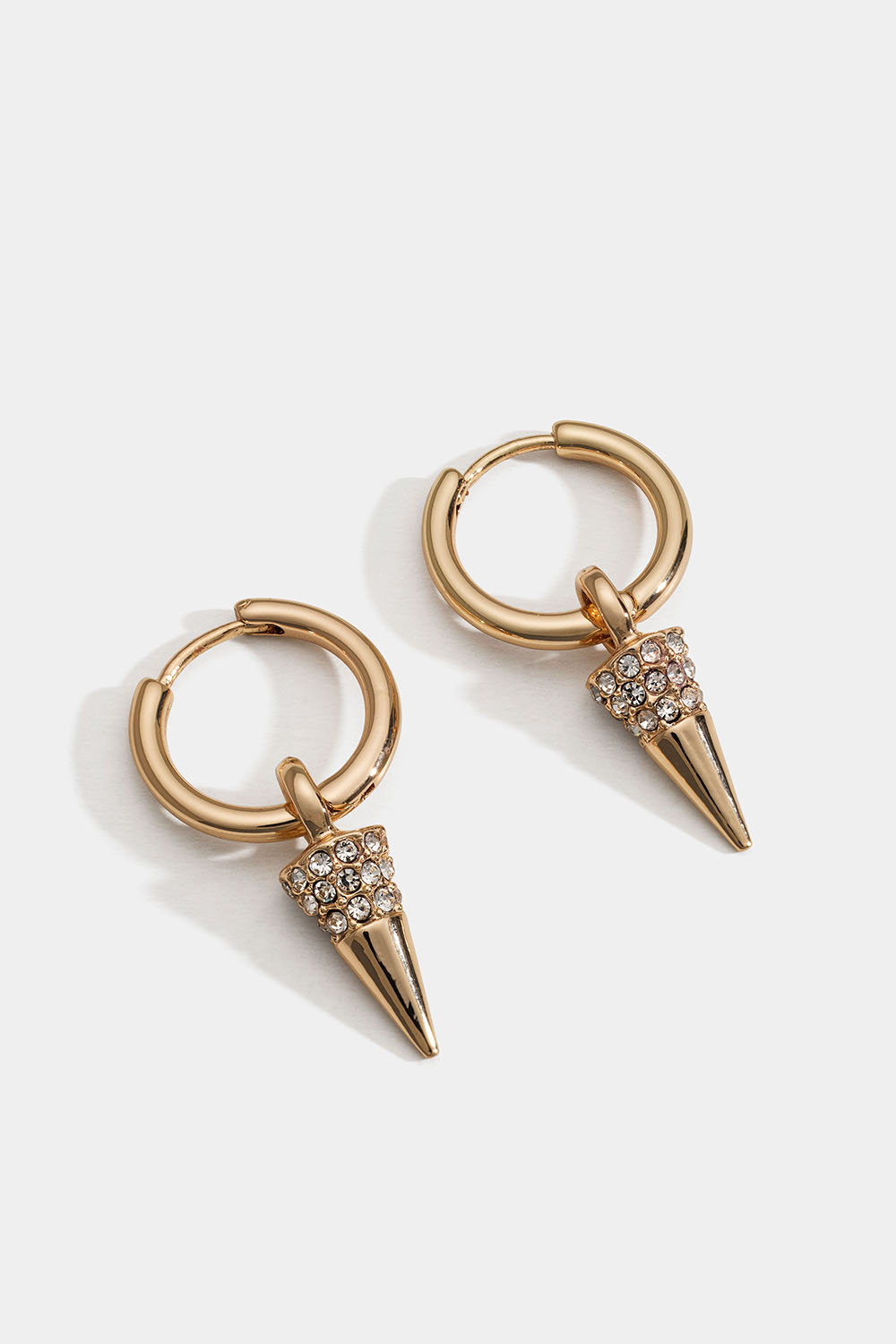 Kullanväriset korvarenkaat, joissa niitti ja lasikiviä