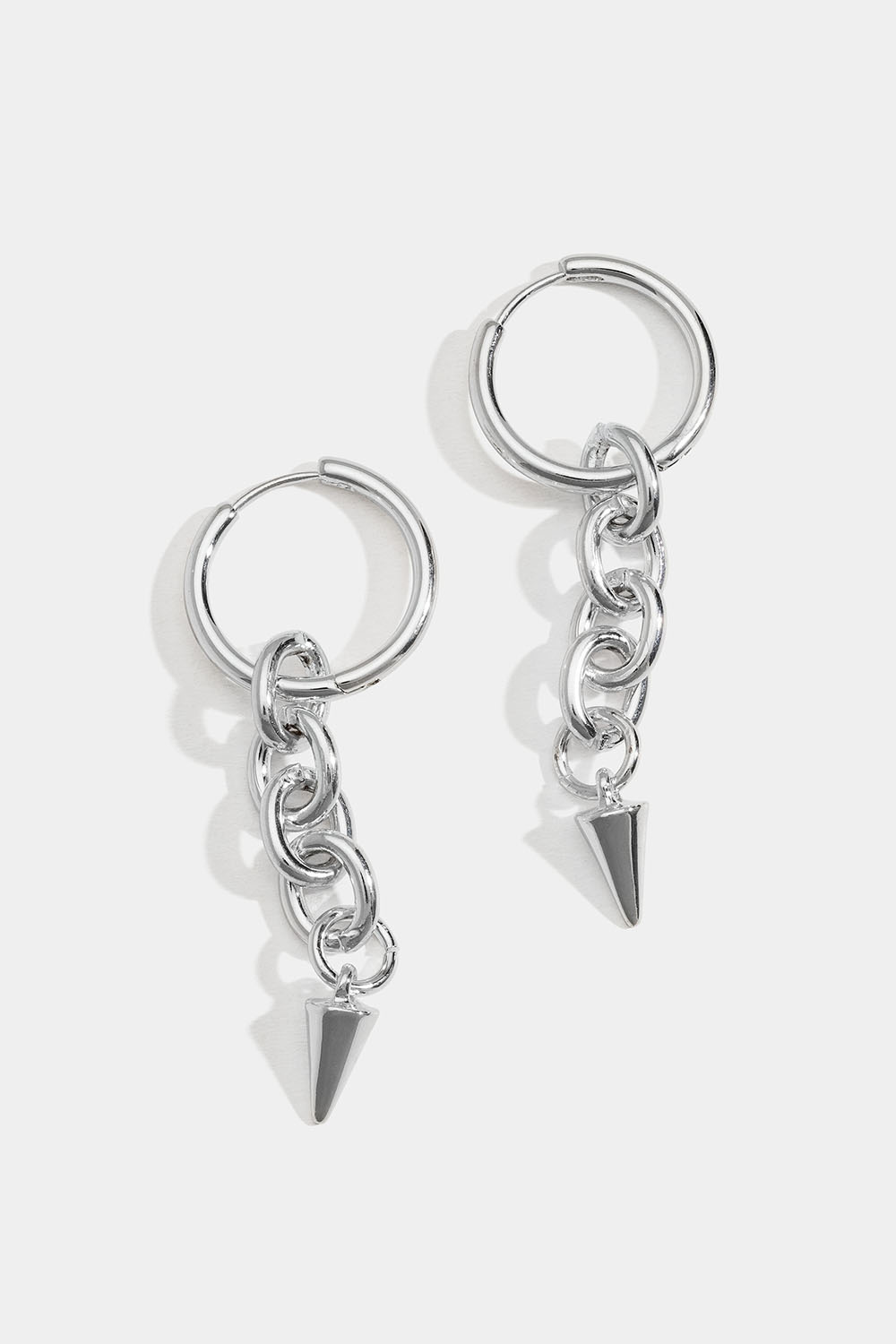 Korvarengas, jossa ketju ja niitti