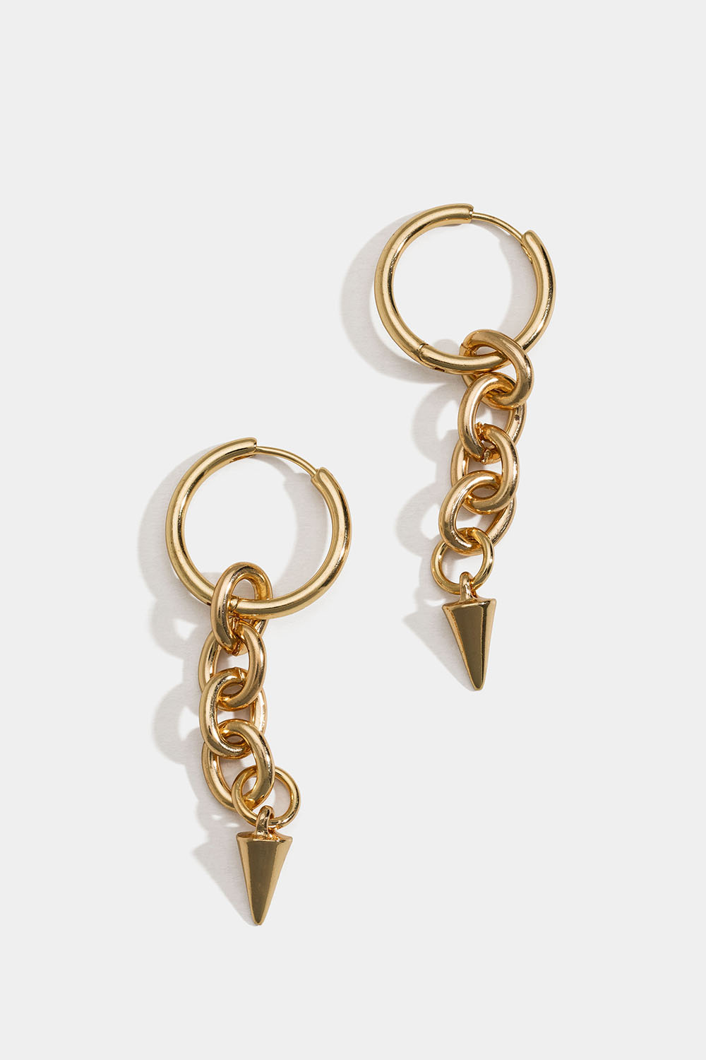 Kullanväriset korvarenkaat, joissa ketju ja niitti