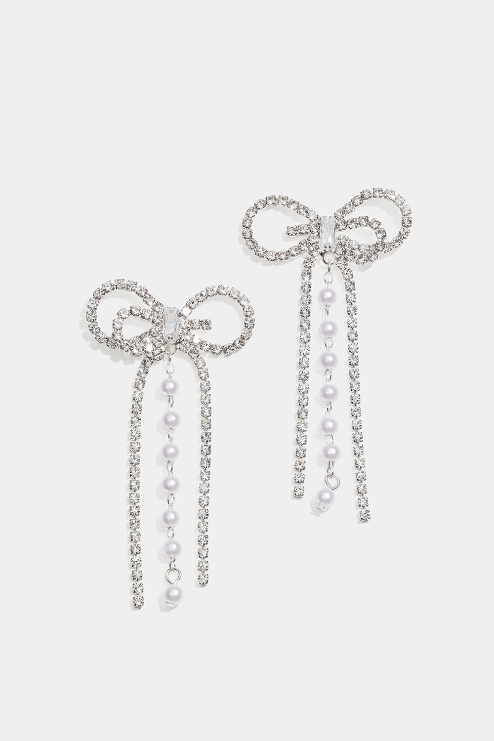 Rusettikorvakorut, joissa strasseja ja helmiä