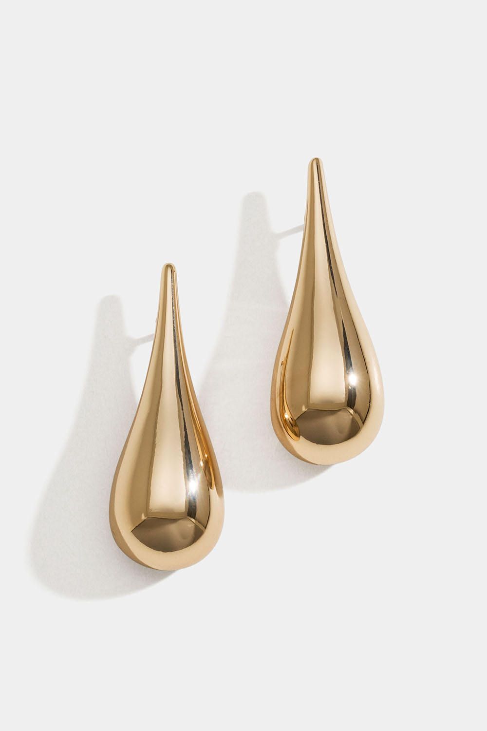 Pitkät kullanväriset, pisaranmuotoiset korvakorut