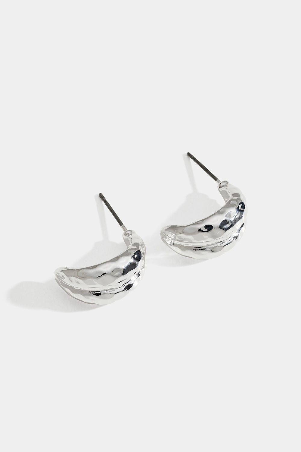 Leveät korvarenkaat, joissa taottu pinta