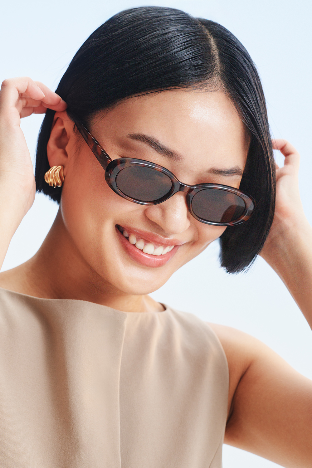 Kullaväriset korvakorut aaltomaisella pisaralla