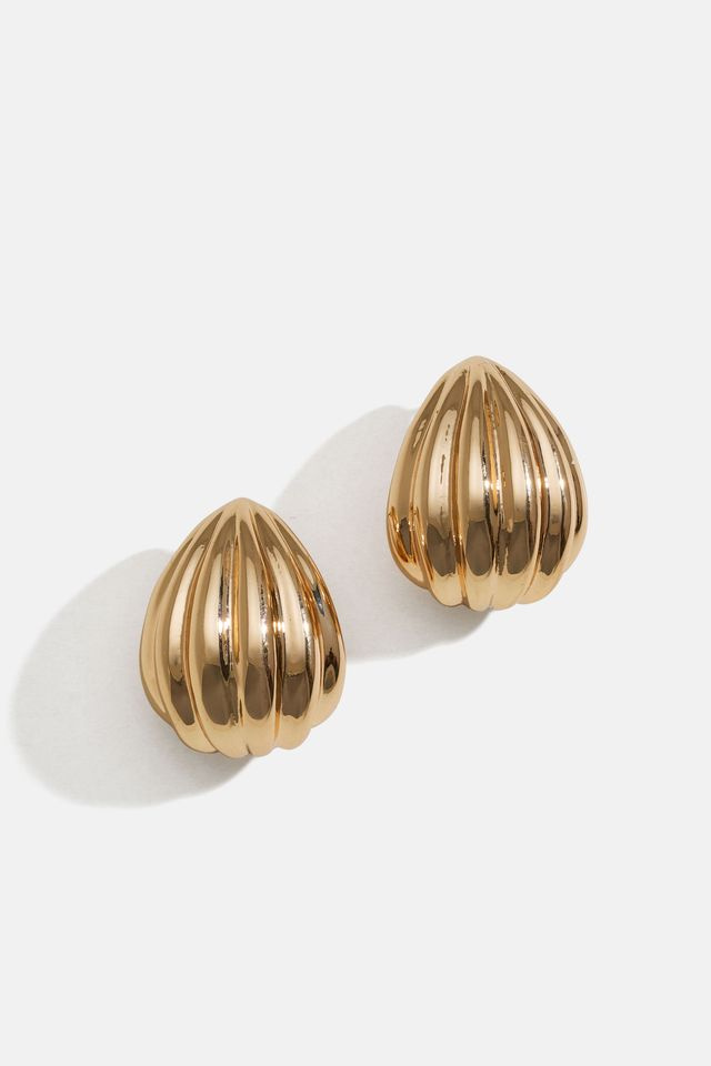 Uurretut, pinnaltaan uurretut kullanväriset korvakorut