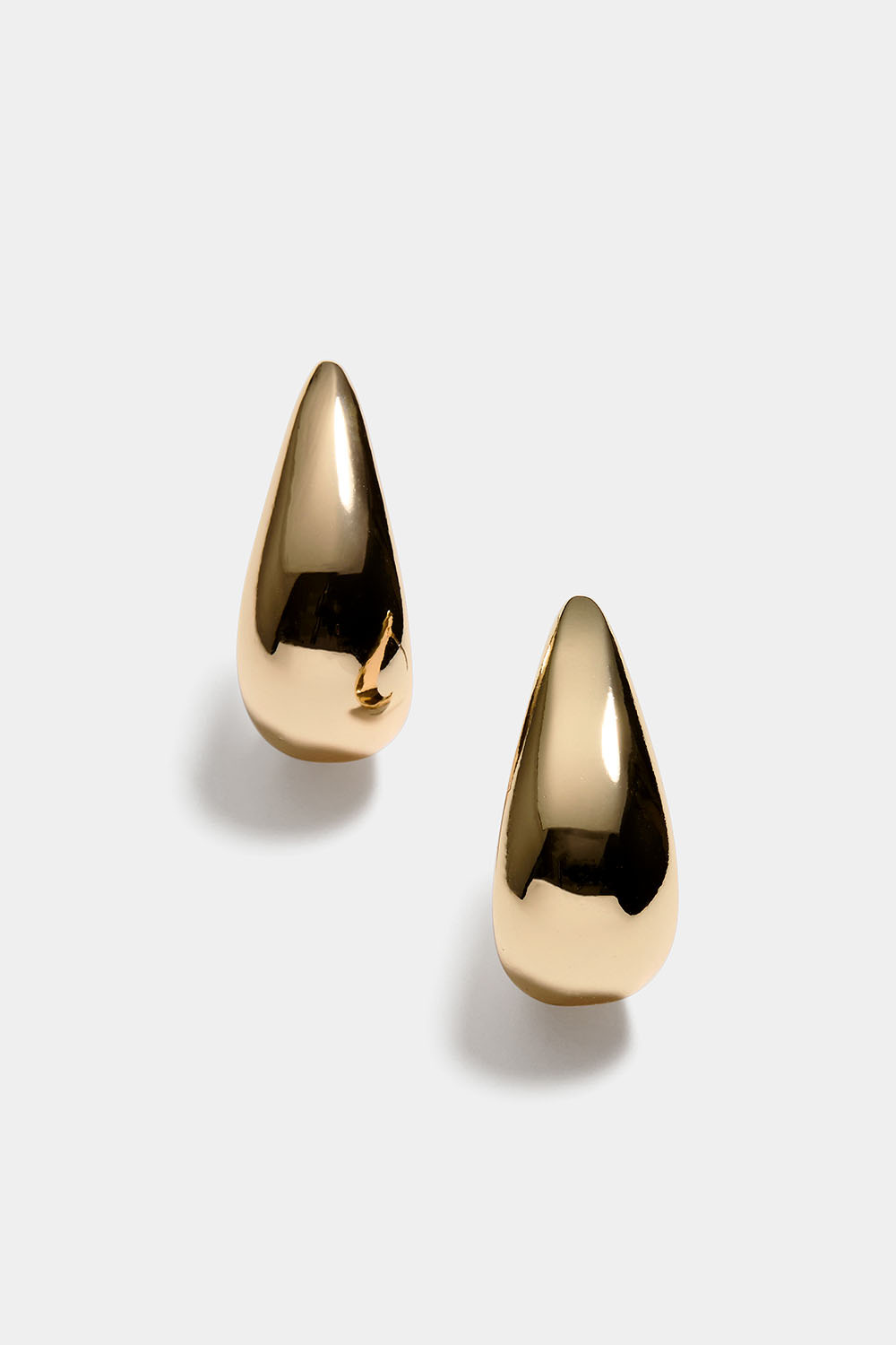 Kullanväriset, pisaran muotoiset korvarenkaat