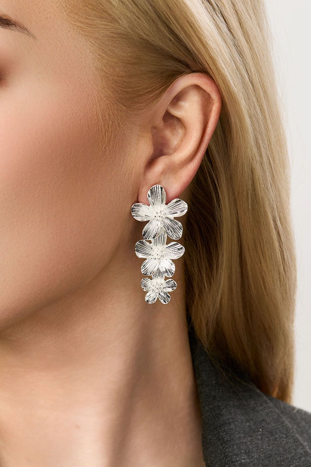 Hopeanväriset korvakorut kolmella kukalla