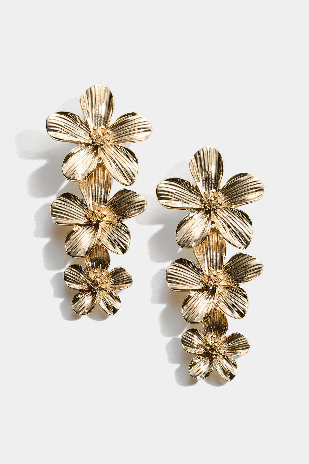 Korvakorut, joissa kolme kukkaa