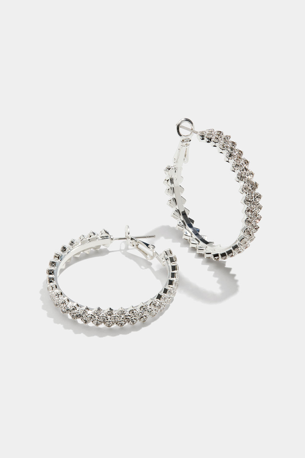 Hopeanväriset korvarenkaat, joissa strassikiviä