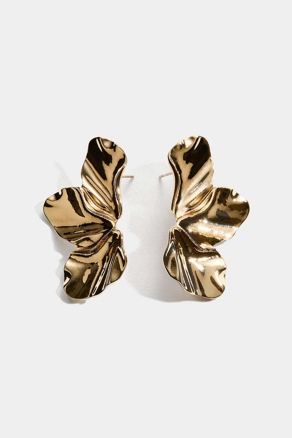 Kullanväriset korvakorut, joissa terälehtiä