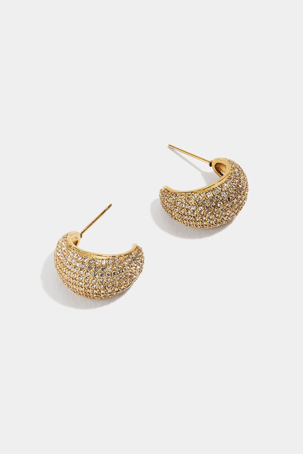 Teräskorvarenkaat, joissa on 18 karaatin kultaus ja Cubic Zirconia -kiviä päällysteenä