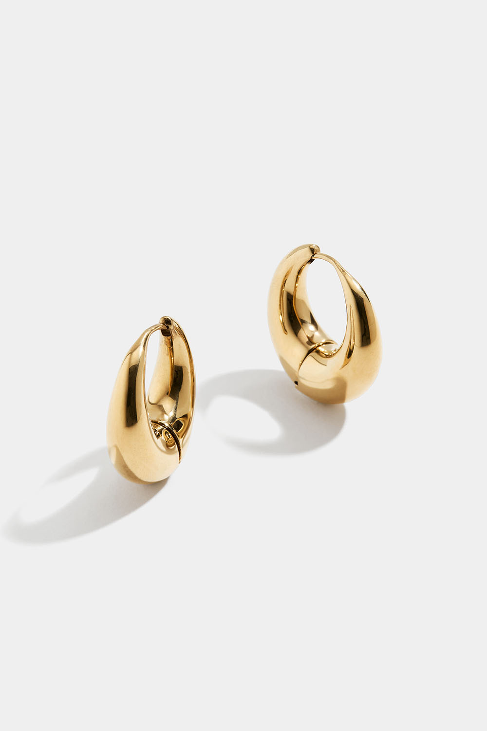 Vahvat, sileät teräskorvarenkaat 18k kultauksella